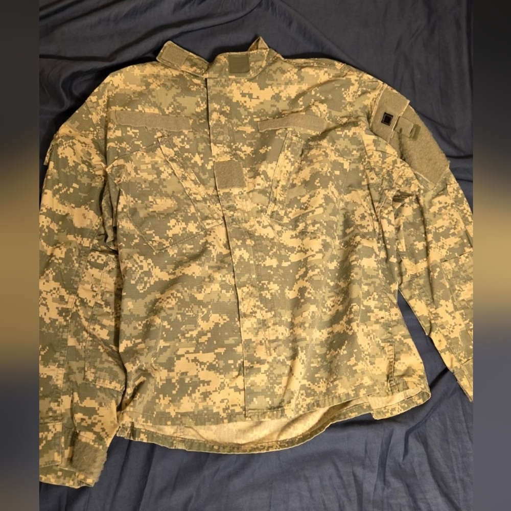 US Army standard issue top, universal digital camo Men's Military Jacket - Med